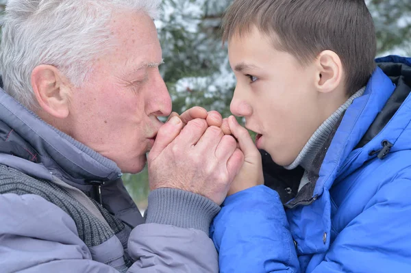 Grootvader met kleinzoon samen — Stockfoto