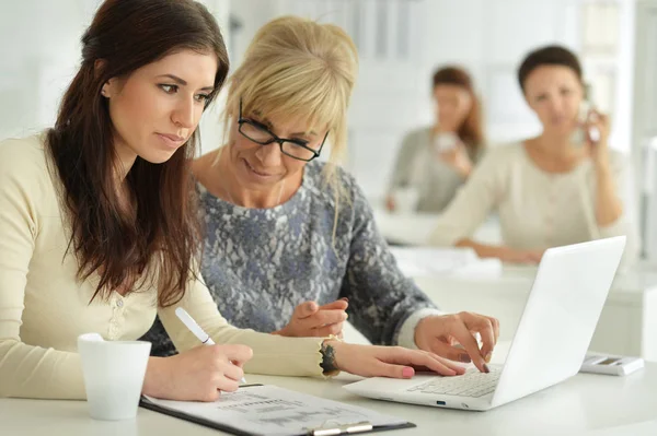 Jeunes femmes travaillant au bureau — Photo