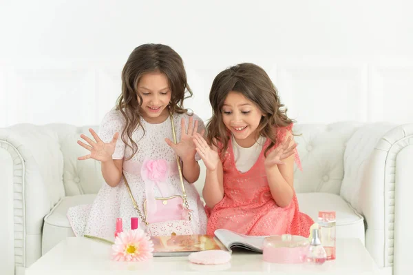 Due bambine leggendo rivista — Foto Stock