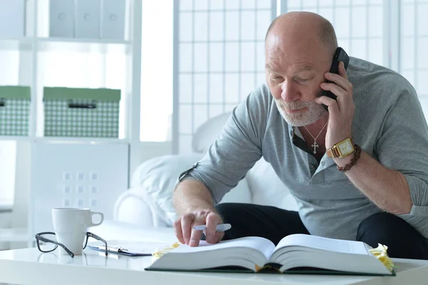 Volwassen zakenman praten op de telefoon — Stockfoto