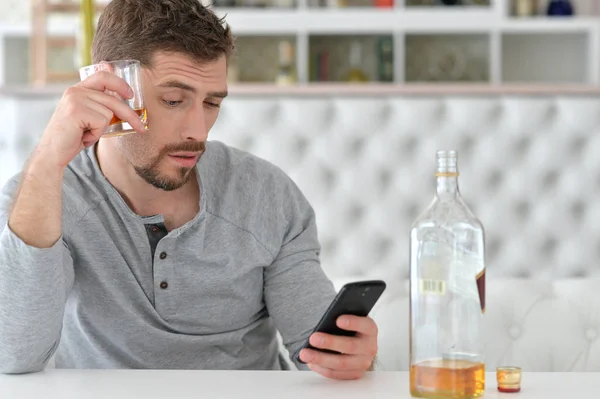 Young man drinking alcohol — Stock Photo, Image