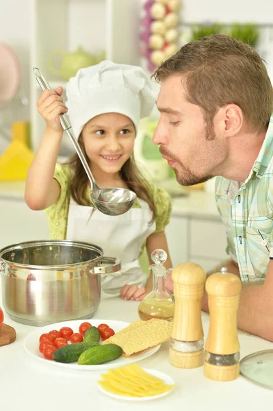Kleines Mädchen mit Vater in der Küche — Stockfoto