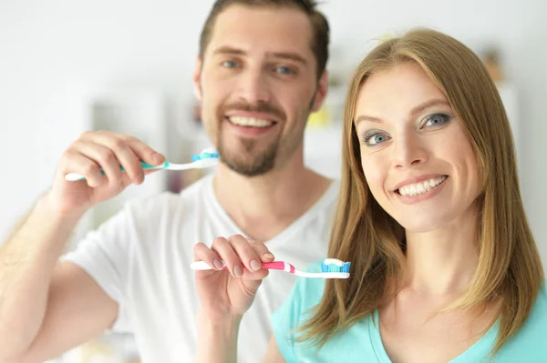 Junges Paar putzt sich die Zähne — Stockfoto