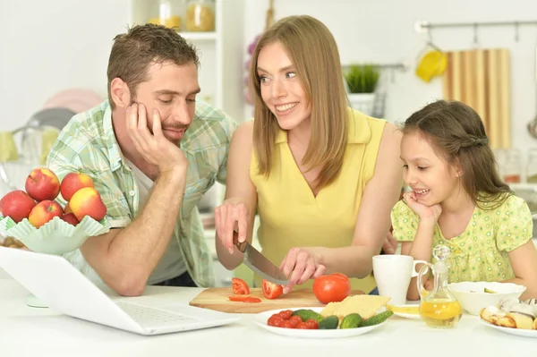 Familj grupp på köket — Stockfoto