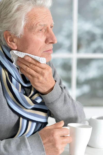 Älterer Mann mit Zahnschmerzen — Stockfoto