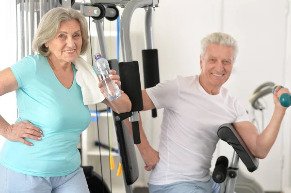 Ältere Paare machen Übungen — Stockfoto