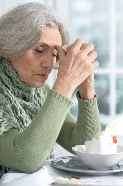 Seniorin in Café bedrängt — Stockfoto