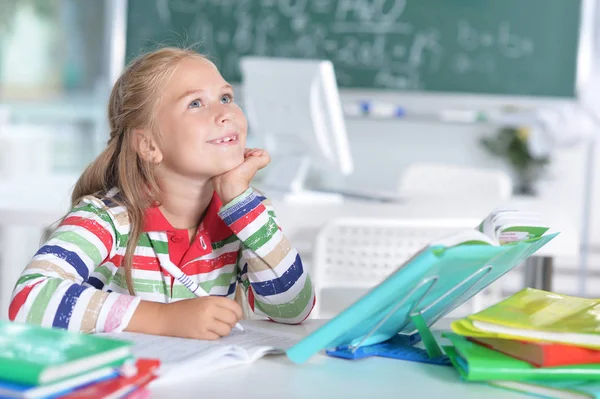 Niedliches kleines lächelndes Mädchen — Stockfoto