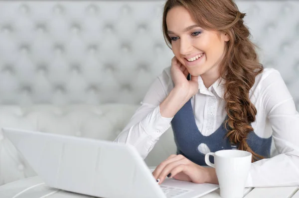 Jonge mooie vrouw — Stockfoto