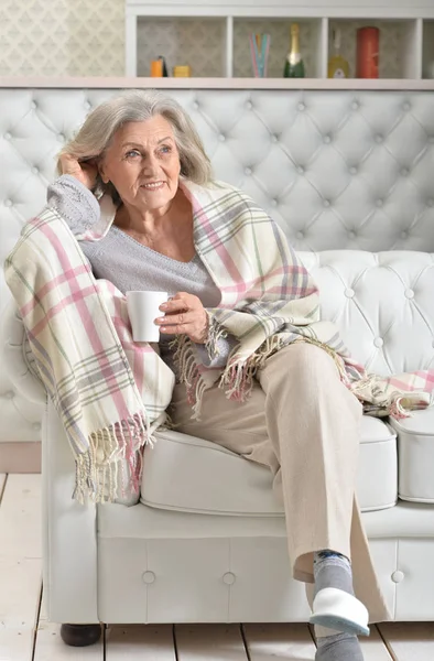 Seniorin entspannt sich — Stockfoto