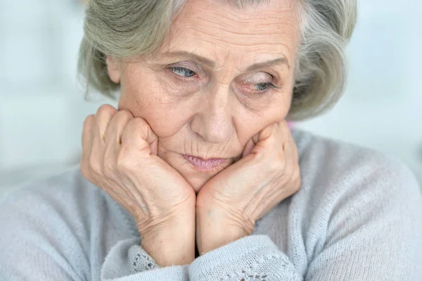 Mujer madura disgustada —  Fotos de Stock