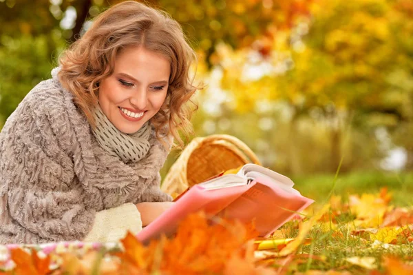 Young beautiful woman — Stock Photo, Image