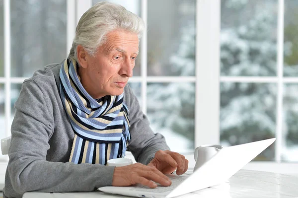 Mature man using laptop — Stock Photo, Image