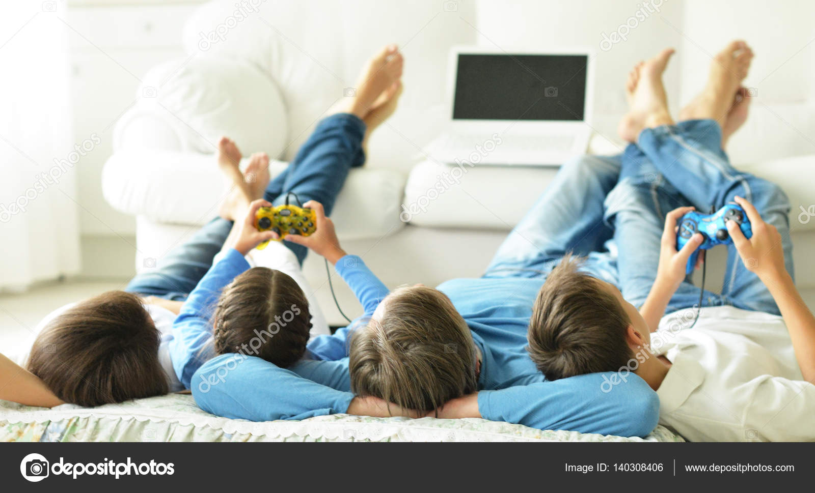 Дети с родителями играют в компьютерные игры стоковая