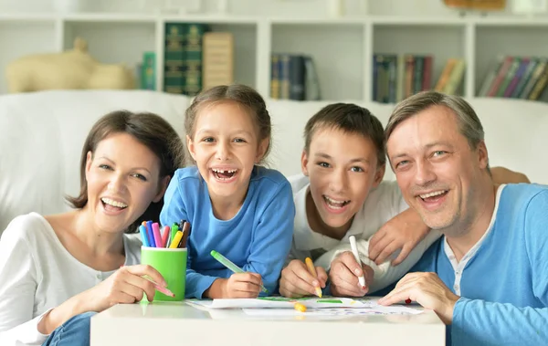 Stor lycklig familj — Stockfoto