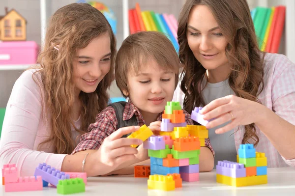 Familj spelar lego spel — Stockfoto