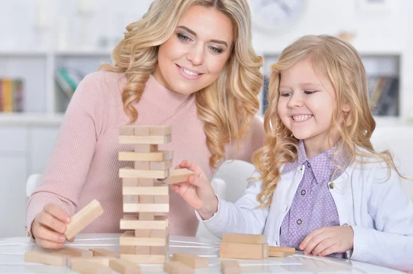 Vrouw en meisje spelen — Stockfoto