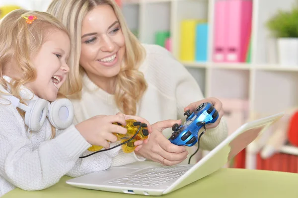 Madre con figlioletta — Foto Stock