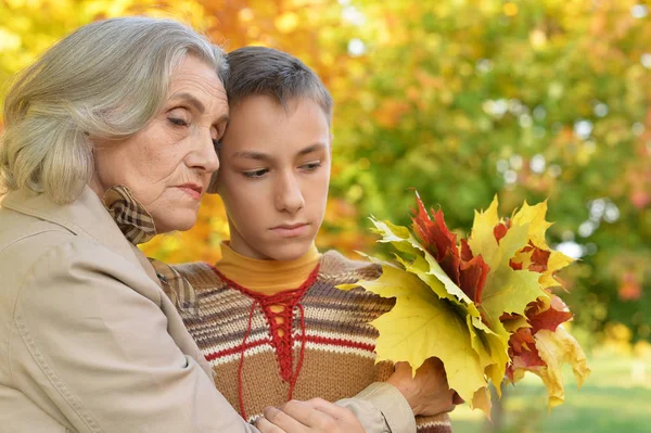 Sconvolto nonna con ritratto nipote — Foto Stock