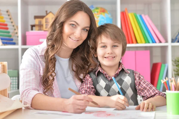 Mutter und Sohn zeichnen — Stockfoto