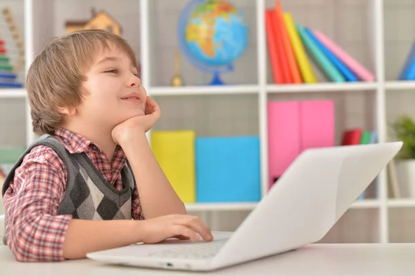 Chlapec používající laptop — Stock fotografie