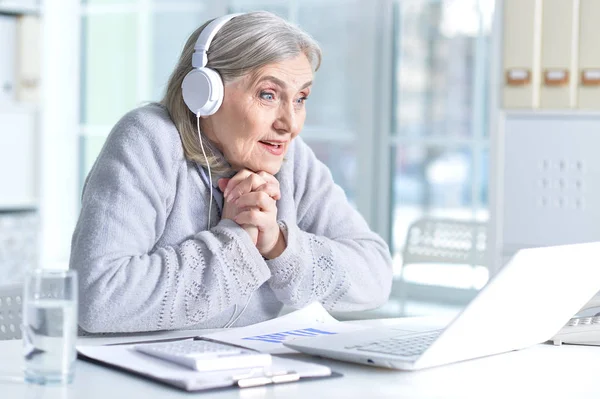 Dizüstü bilgisayar kullanan yaşlı kadın. — Stok fotoğraf