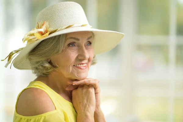 Schöne Seniorin — Stockfoto