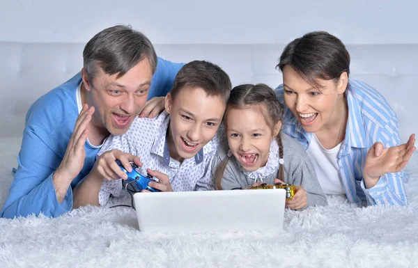 Familj spelar datorspel — Stockfoto