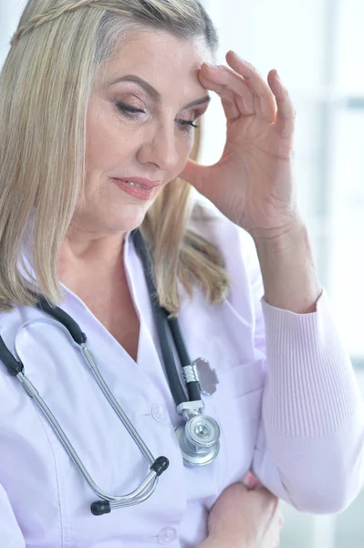 Médico feminino com estetoscópio — Fotografia de Stock