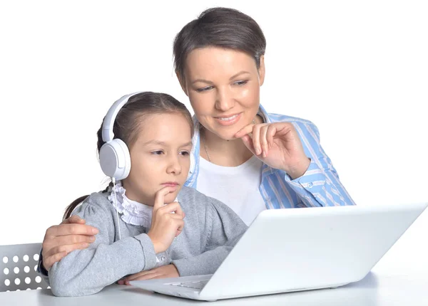 Moeder en dochter met laptop — Stockfoto