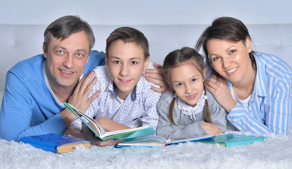 Familjen läsa böcker — Stockfoto