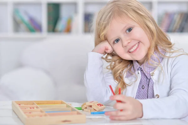 Menina brincando — Fotografia de Stock