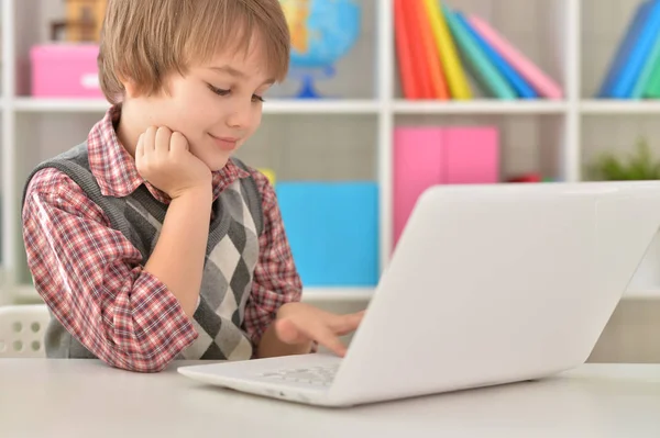 Menino usando laptop — Fotografia de Stock