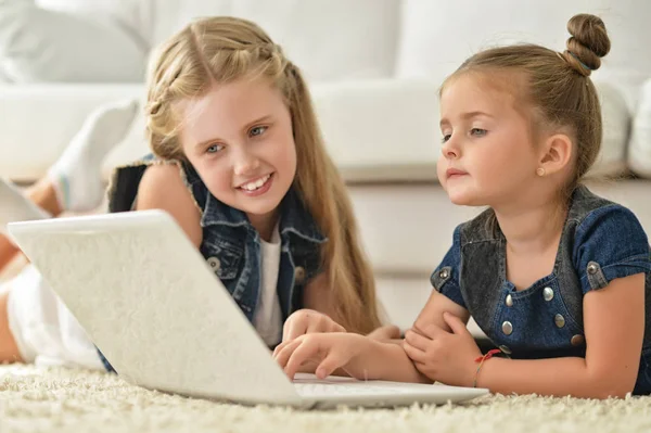 Sisters using laptop — Stock Photo, Image