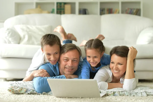 Stor lycklig familj — Stockfoto