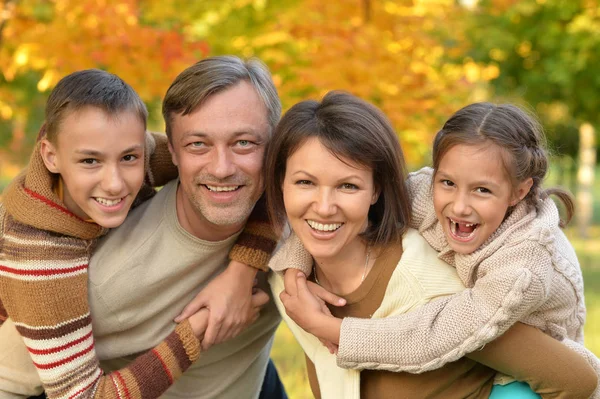 Glad familjeporträtt — Stockfoto