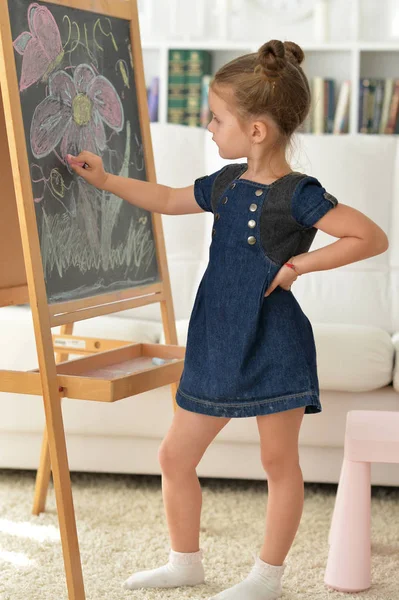 Dziewczyna rysunek na tablicy — Zdjęcie stockowe
