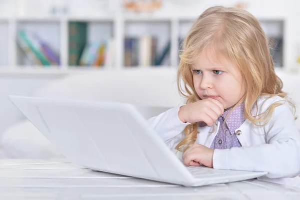 Menina usando laptop — Fotografia de Stock