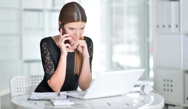 Vrouw met laptop — Stockfoto