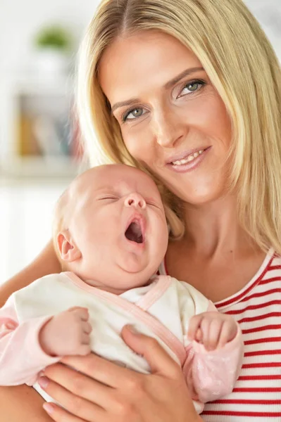 Mulher com bebê menina — Fotografia de Stock