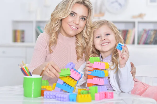 Vrouw en meisje spelen — Stockfoto