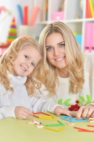 Madre con hija pequeña —  Fotos de Stock