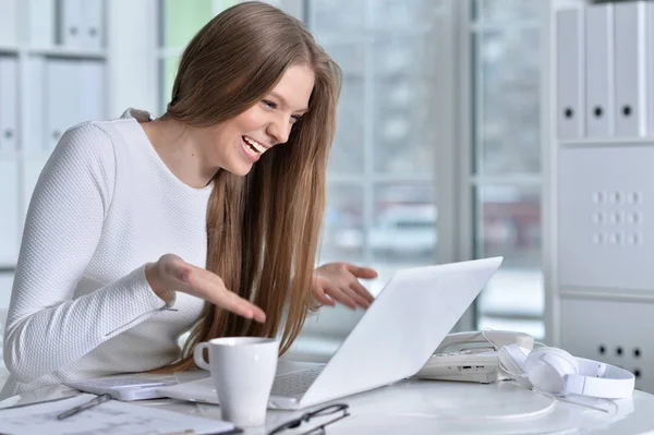 Jonge vrouw die werkt op kantoor — Stockfoto