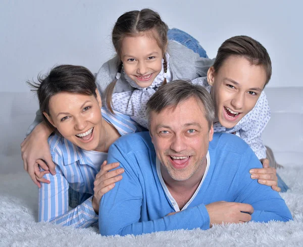 Glücklich lächelnde Familie — Stockfoto