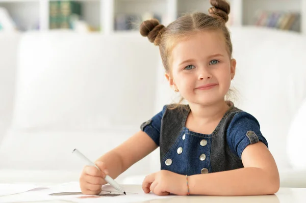 Маленькая девочка рисует — стоковое фото