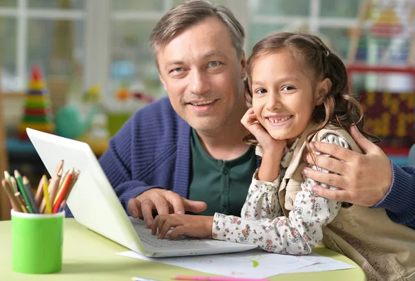 Otec a dcera pomocí notebooku — Stock fotografie