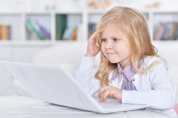Liten flicka med bärbar dator — Stockfoto