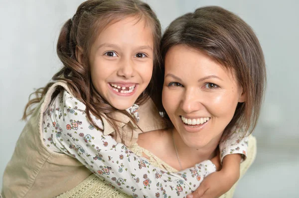 Moeder met dochter portret — Stockfoto