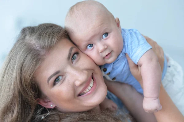 Mujer con bebé niño —  Fotos de Stock