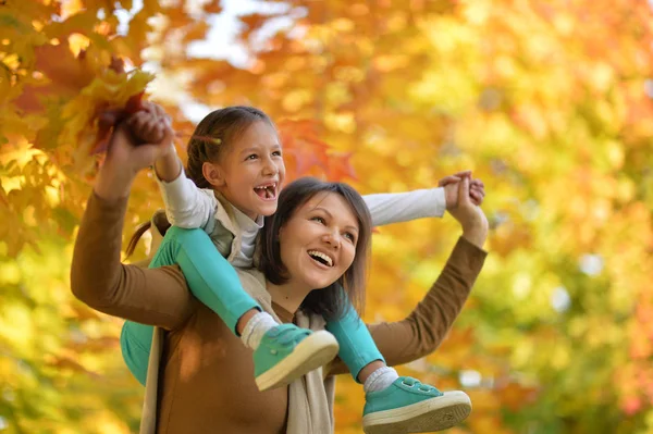 Junge Mutter und Tochter — Stockfoto